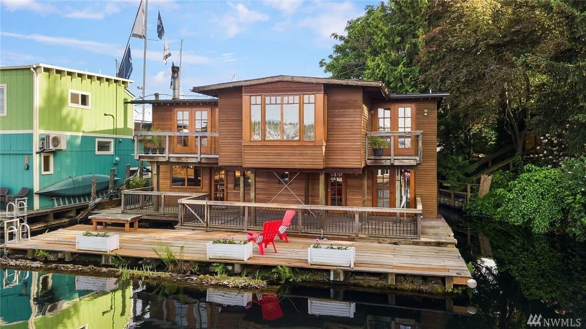 Craftsman Floating Home on “Sleepless in Seattle” Dock