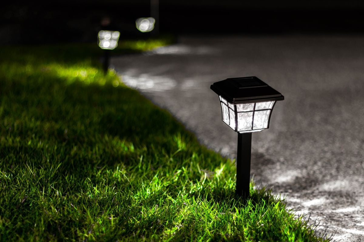 13 Different Types of Driveway Lights to Create a Dramatic Entrance