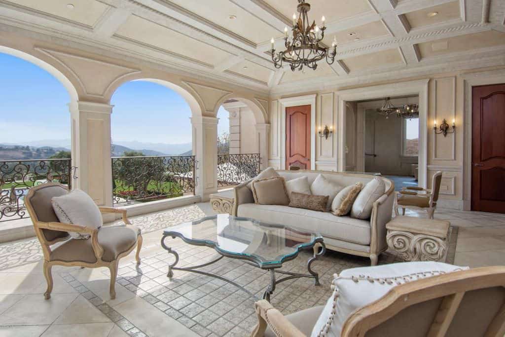 22 Mediterranean-Style Living Room Ideas Highlight Natural Materials