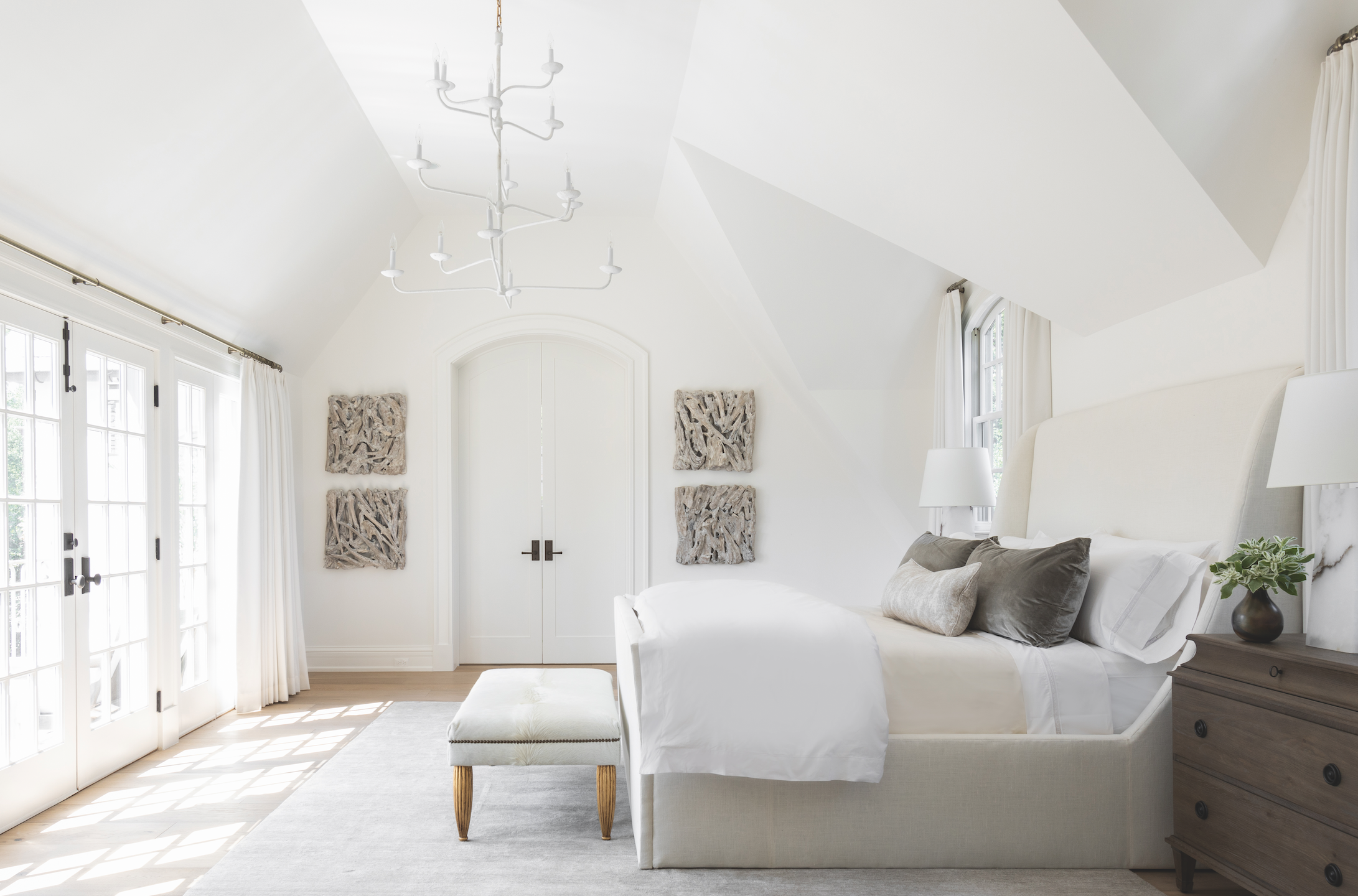 23 White Primary Bedroom Ideas Capture the Essence of Classic Sophistication